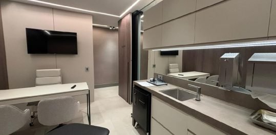 Sala de procedimento com bancada, cuba e marcenaria planejada