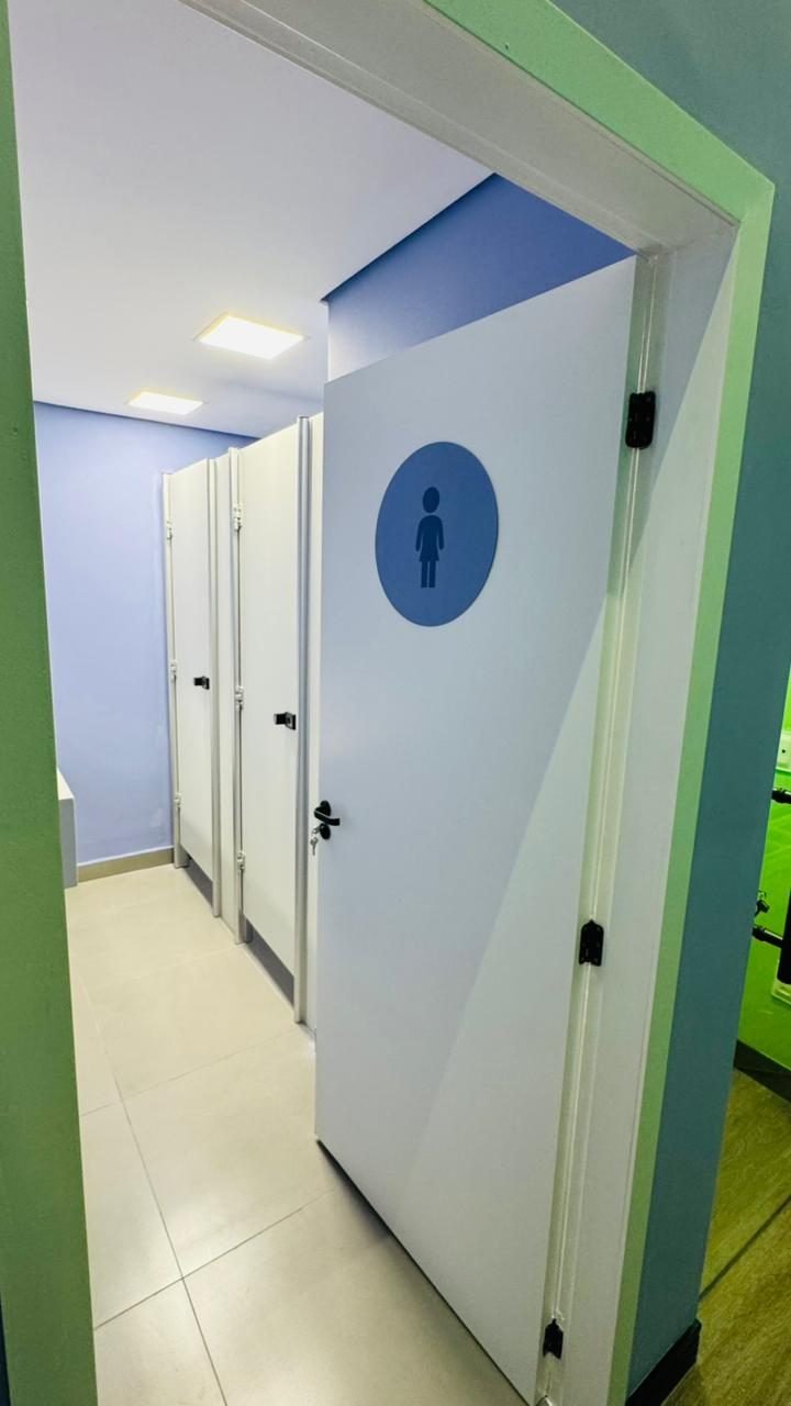 Conjunto de sanitários infantis da loja, com divisórias e louças em escala reduzida