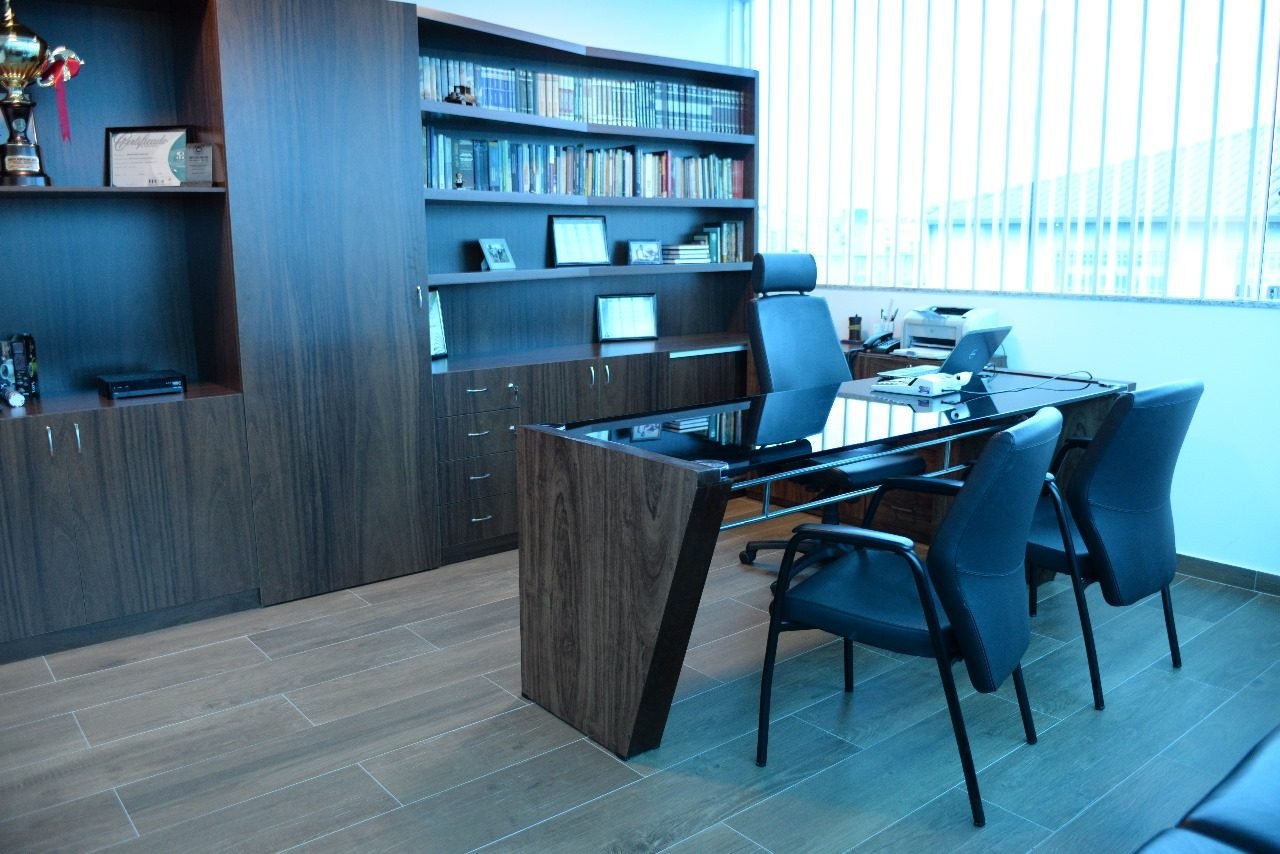 Sala de diretoria do edifício comercial com marcenaria planejada e piso em porcelanato