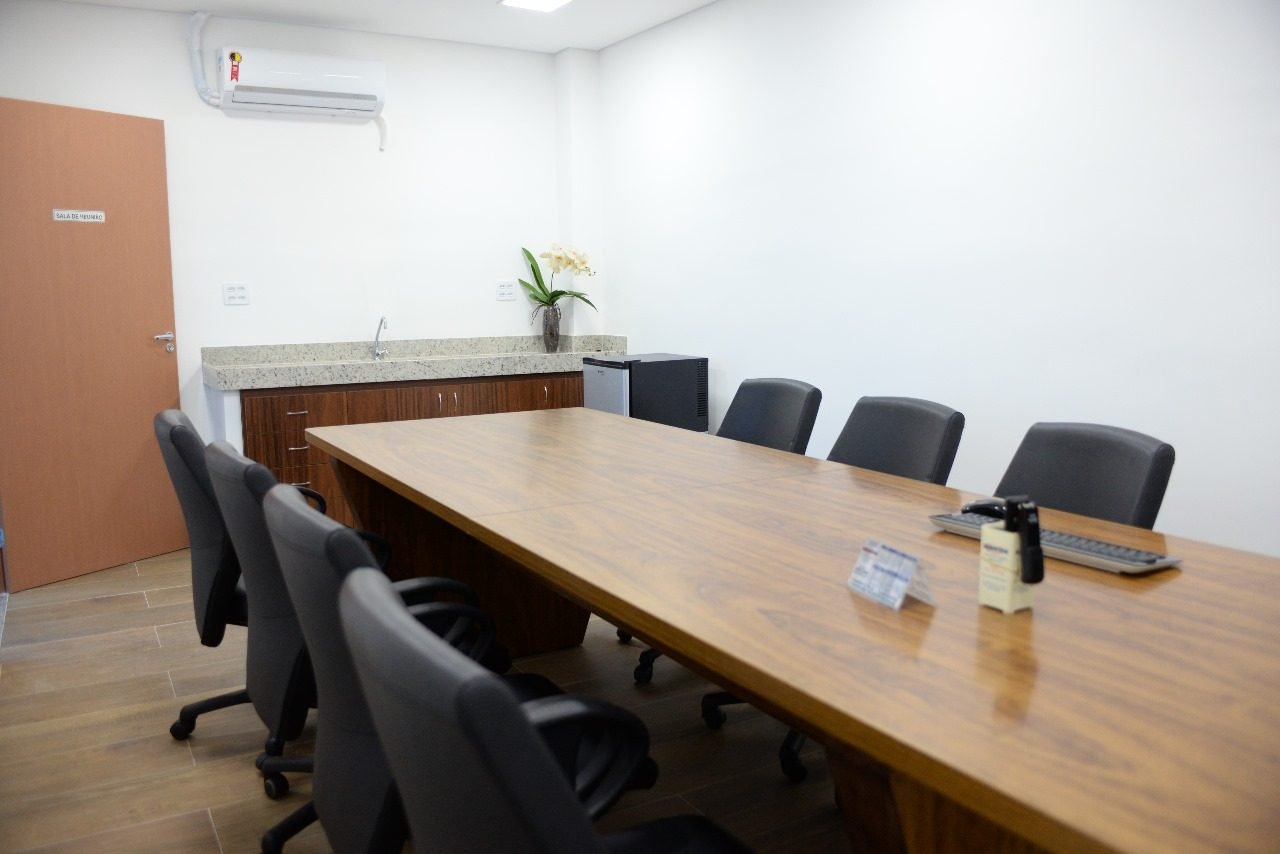 Sala de reunião do edifício comercial com bancada em granito e climatização instalada